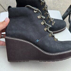 TOMS Womens 6M Melrose Wedge Lug Sole Hiker Booties Nubuck Black Heel GUC